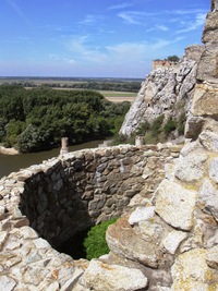 na vysokém skalním ostrohu