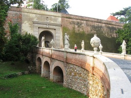 v opozici hradního mostu