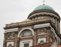 a pod kupolí slavné katedrály