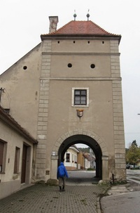 s branou na východu z města