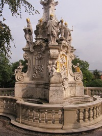 Stojí na rampě před hradem