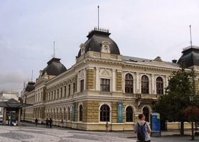 a secesní budovou galerie (Ponitranské muzeum)