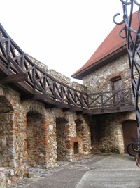 Pod střílnami jsou dřevěné ochozy