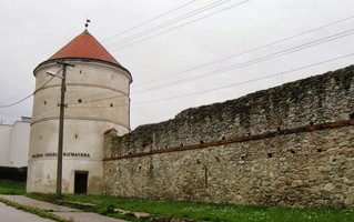 Je tu zachovalé měststké opevnění