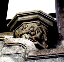 Hlavice některých sloupů jsou zachovalé