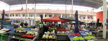 a den začali v městské tržnici,