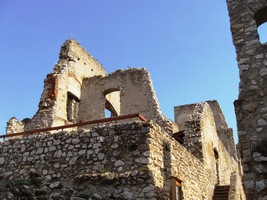 U pokladny se nad námi týčí celá jeho masa