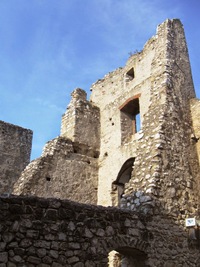 a my stoupáme do jeho horní části