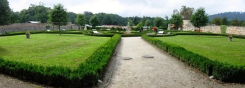 Toto je francouzská zahrada uvnitř hradu