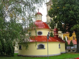 Déšť omýval půvabnou kapličku