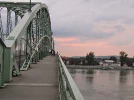 Vracíme se přes most do bývalé vlasti