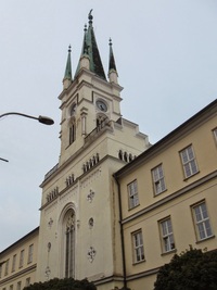 Za chvíli jsme dole ve městě