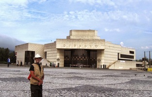 Svatoplukovo náměstí s moderním divadlem A.Bagara