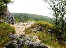 ani z nejvyššího bodu skály,