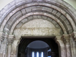 a vstoupili portálem dovnitř kostela