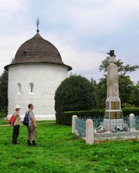 a opodál stojící rotundu z téže doby