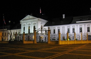 a od prezidentského paláce odjeli k noclehu