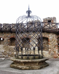 a pod nimi hradní studna