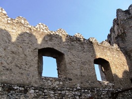 Její stín dopadá na protější palác,