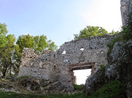 Hned za hradní branou zjišťujeme,