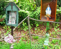 a okolo polních zastavení