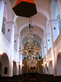 Interiér vedlejšího slovenského kostela je úplně jiný