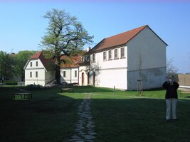 a toto součást piaristické koleje na návrší nad řekou