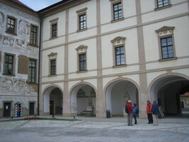 Zde je nádvoří místního hradu