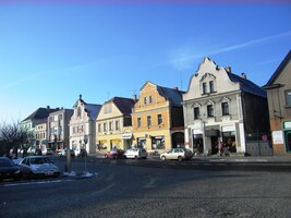 a shluk různorodých měšťanských domů