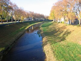 Cesta vede ven z města podél Nisy