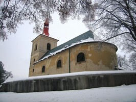 V Letařovicích jsme se škrábali závějemi k tomuto kostelu