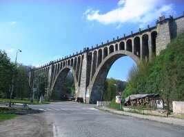 Nedaleko stojí tento mamutí železniční viadukt
