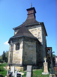 Prastarý románský tribunový kostelík sv.Mikuláše ve vsi Vinec