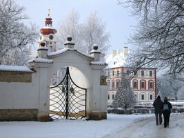 Areál zámku na vrchu nad městem
