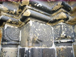 Reliéfy erbů na jeho portálu