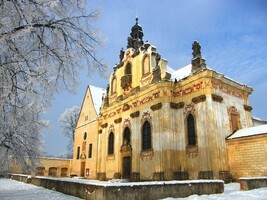 Opodál stojí kapucínský klášter s kaplí sv.Anny