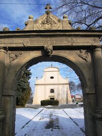 Malebný parkový komplex s kostelíkem na cestě z města