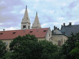 Kynuly nám i věže svatojiřské basiliky