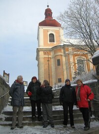 V lednu to bylo lepší - sluníme se u kostela sv. Jakuba v Mnich. Hradišti