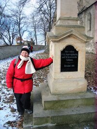 a hroby v jeho okolí