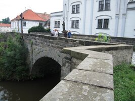 Prohlédli jsme si zbytky starého mostu,
