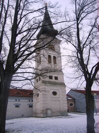 a nedaleko její zvonice i zastávka autobusu