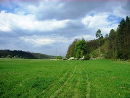 Pak vedla cesta dlouho lukami