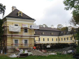 k zámku Rosenhof (v rekonstrukci)