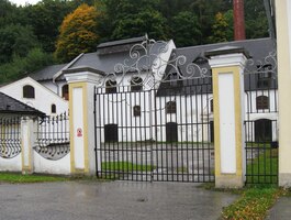 Tam je i bývalá sklárna