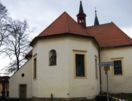 a na radniční návsi s kostelem