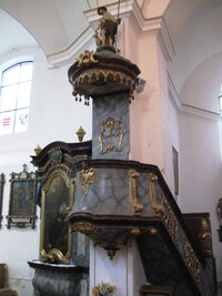 Do kostela nás pustil místní pan farář