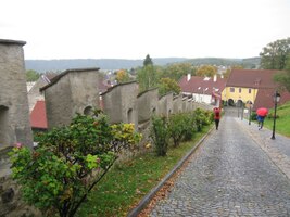 a pak pokračuje dolů do města