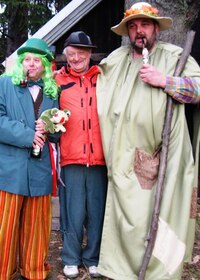 Zde samaritánsky podpírající neduživého důchodce