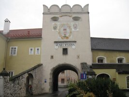 a zvenku si z ní můžeme přečíst název města